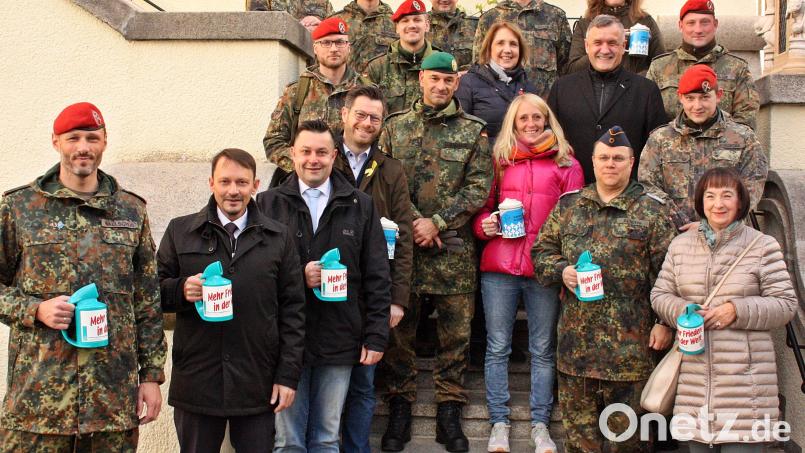 Oberbürgermeister Jens Meyer (Zweiter von links) und einige Stadträte unterstützten das Bundeswehrpersonal bei der Sammlung für die Deutsche Kriegsgräberfürsorge. Bild: R. Kreuzer