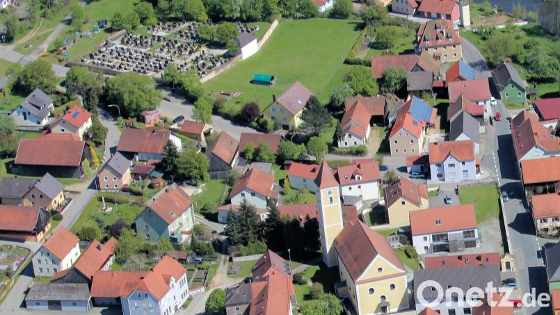 Auf dem Nahe der Pfarrkirche St. Andreas liegenden Altendorfer Friedhof werden im kommenden Jahr Urnengrabstätten angelegt. Luftbild: akp