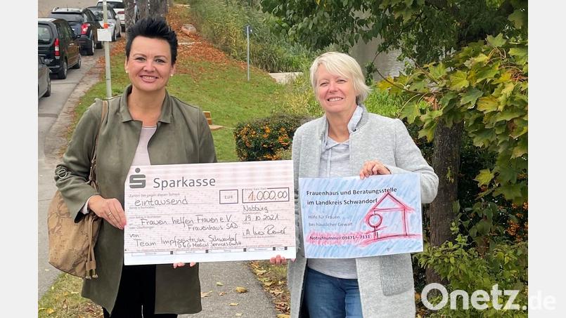 Spendenübergabe an das Frauenhaus Schwandorf. Familienbeauftragte Ines Renner und Kerstin Weinrich, Mitarbeiterin von "Frauen helfen Frauen" (von links). Bild: Ines Renner/exb
