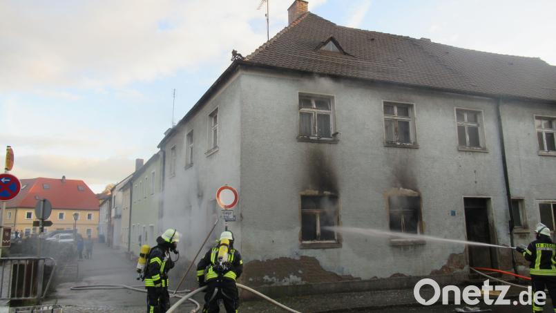 Unbewachte Glut in einem Kamin hat wahrscheinlich diesen Wohnhausbrand in Floß ausgelöst./phs Bild: Polizei Neustadt/exb