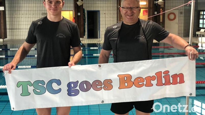 Tirschenreuths Hoffnungsträger Fynn Legat (links, mit TSC-Trainer German Helgert) startet bei den deutschen Jugendmeisterschaften in Berlin über 50 und 100 Meter Brust. Bild: rbg