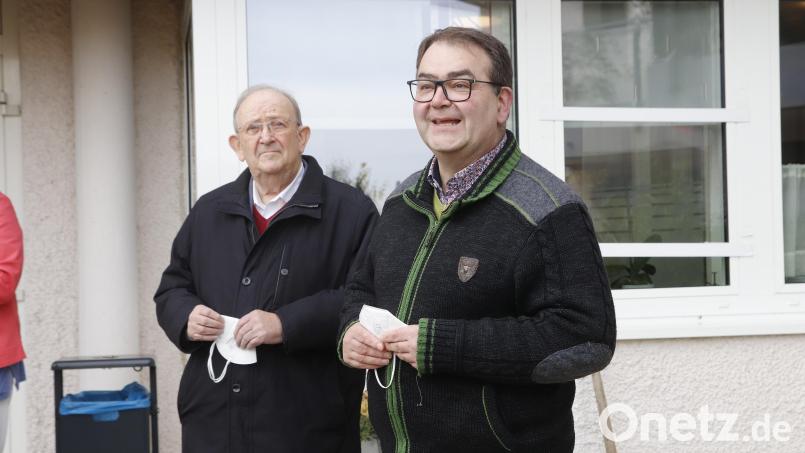Pfarrer Herbert Mader (rechts) mit Rudolf Ruppert vom Vorstand des Caritasverbands. Bild: mfh
