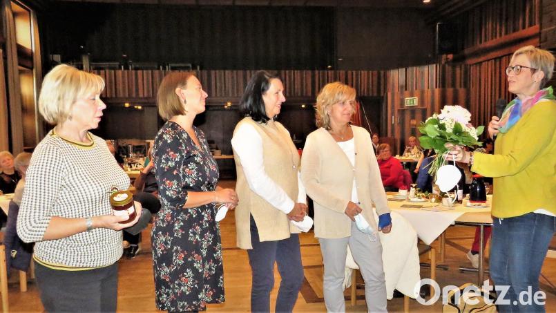 Diplom-Theologin Nicole Balej (Zweite von links) referierte im Katholischen Jugendheim zum Thema Achtsamkeit. Geschenke gab es vom Vorstandsteam des Frauenbundes. Mit im Bild (von rechts) Sabine Schiml, Christine Eckert und Cordula Heinzl sowie (links) Marianne Gmeiner. Bild: ubb
