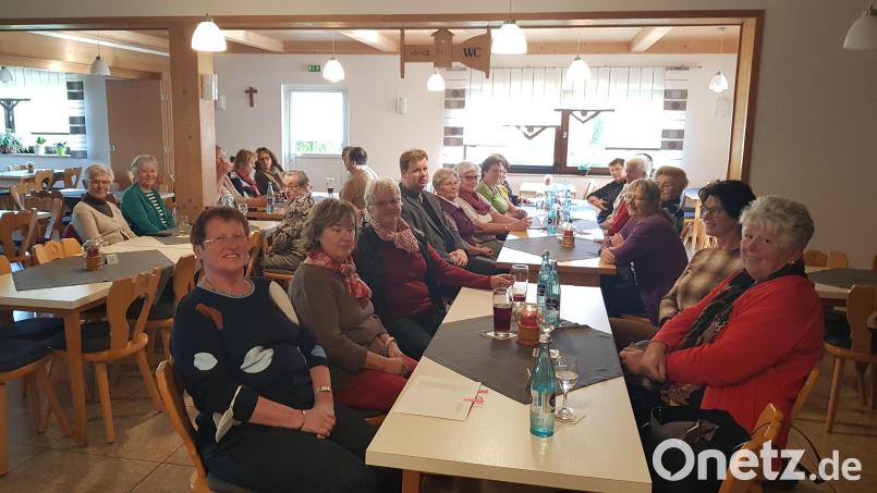 Nach der Andacht an der Haunritzer Kapelle feierte Stadtpfarrer Thomas Kraus mit den Frauenbundmitgliedern Kirchweih im Landgasthof Busch in Kötzersdorf. Bild: jzk