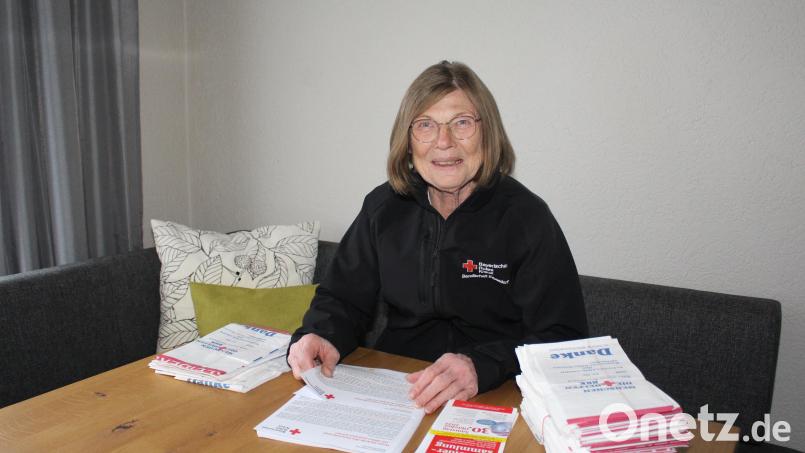 Jedem Altkleidersack liegt ein Flyer mit Informationen zur Altkleidersammlung bei. Außerdem fügt Luise Lehner noch einen Brief mit einem Spendenaufruf bei. Bild: fks