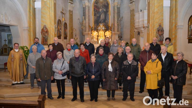Erna und Hans Dobmeier (vorne Dritter und Vierte von links) feierten heuer ihr 65. Ehejubiläum und damit Eiserne Hochzeit. Sie stehen für eine gelingende Ehe und können Jüngeren Ansporn geben. Bild: dob