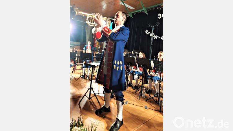 Dirigent und musikalischer Leiter Reinhard Lößl bei seinem Solo auf der Bassfanfare. Bild: lg