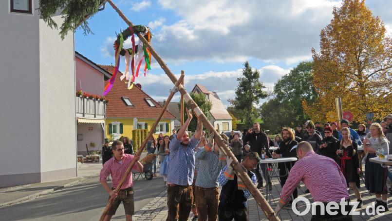 Das Aufstellen des kleinen geschmückten Kirwabaums vor dem Feuerwehrhaus gehört zu den Höhepunkten der „Kirwa auf Sparflamme“. Bild: ow
