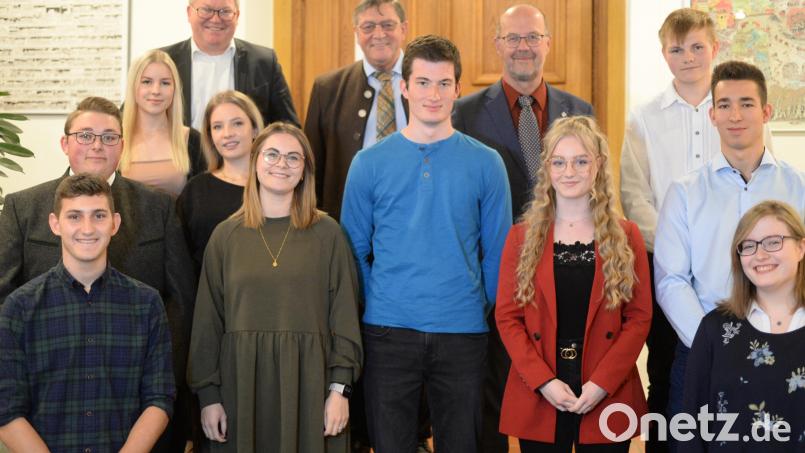Die Besten ihres Jahrgangs an der Berufsschule Amberg bekamen Staatspreise, Preise der Stadt Amberg sowie der Berufsschule. Oberbürgermeister Michael Cerny, Kreishandwerksmeister Johann Weber und Schulleiter Martin Wurdack (hinten, von links) gratulierten. Bild: Andreas Brückmann