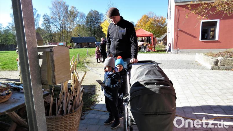 Ritterschwert oder Pfeil und Bogen? Das ist hier die Frage, di emit dem Papa noch geklärt werden muss. Bild: ubb