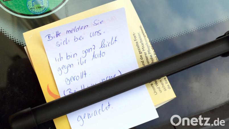 Schnell ist es passiert: ein Parkrempler. Dann nur einen Zettel hinter die Windschutzscheibe zu kleben, reicht nicht. Ein Polizist aus Weiden erklärt, was zu tun ist. Symbolbild: Jens Wolf/dpa