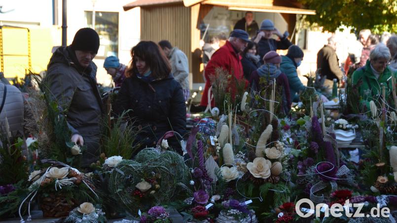 Die Auswahl an Allerheiligengestecken war groß bei der "Kalten Kirwa". Bild: dob