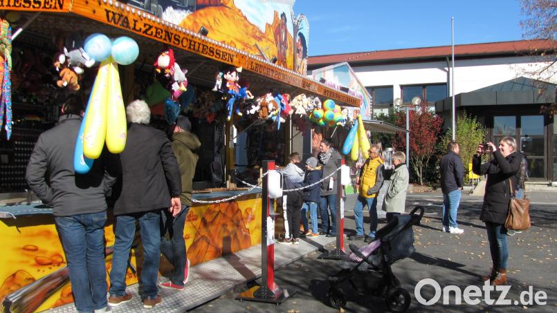 Bei der Schießbude konnte man seine Schützenqualität beweisen und gleich daneben lockte das "Schlaraffeland" die Leckermäuler, sich mit Süßigkeiten einzudecken. Bild: sei