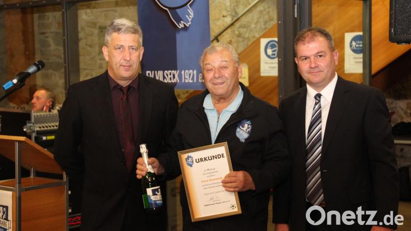 Franz Hasenstab (Mitte) gehört seit 70 Jahren dem FV Vilseck an. Hier mit Vorsitzendem Robert Liermann und Zweitem Vorsitzendem Oliver Piehler. Bild: mc