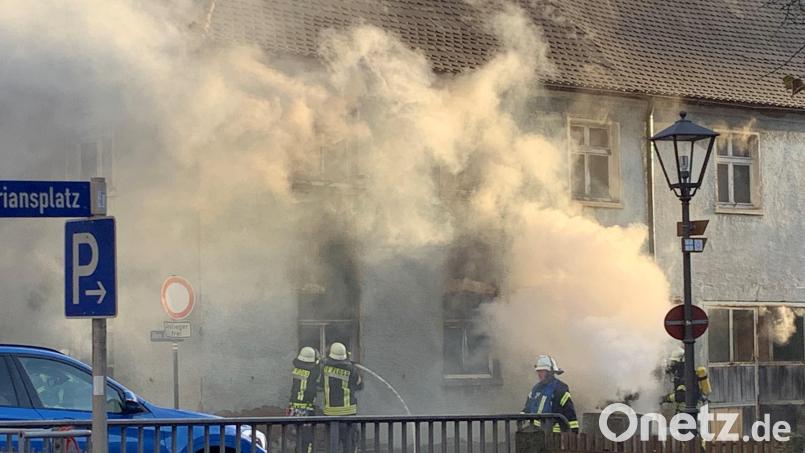 Relativ schnell konnte man den Brand unter Kontrolle bringen. Umliegende Gebäude wurden nach momentaner Einschätzung nicht beschädigt. Bild: omu