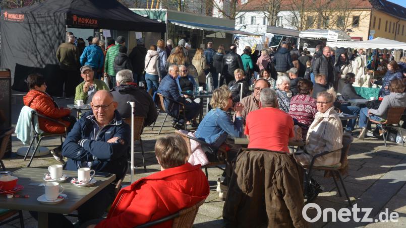 Kurze Pause in einem der Cafés in der Kreisstadt nach einem ausgiebigen Kirchweihbummel. Bild: jr