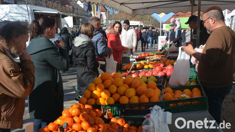 Im reichhaltigen Angebot des Kirwamarktes in Tirschenreuth fand sich auch frisches Obst. Umsehen konnten sich die Besucher nicht nur an den Ständen, sondern auch in den Geschäften. Bild: jr