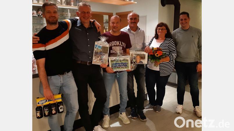 Ehrungen bei den Alten Herren aus Freudenberg und Kemnath: Trainer Georg Ott (Dritter von rechts) und seine Frau Annelise werden feierlich verabschiedet. Bild: gri