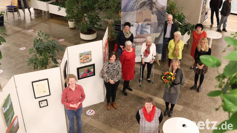 Bei der Ausstellungseröffnung der Künstlergruppe "Farbtupfer" dabei sind (an den Stellwänden entlang von links) Barbara Koller, Sandra Donhauser, Annemarie Scherbaum, Anja Sippl, Gertrud Fraas, Karin Tröster, Konrad Pirner, Margrit Tennert sowie Annemarie Schmer (vorne links), außerdem Kunstdozentin Nora Matocza (mit Blumenstrauß) und Claudia Mai, die neue Leiterin der VHS (hinten rechts). Bild: cog