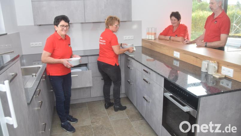 Christa Kick und Sabine Hirnet räumen die neue Küche ein. Gisela Härtl und Vorsitzender Reinhard Ach (von links) lassen sich alles zeigen. Bild: fz