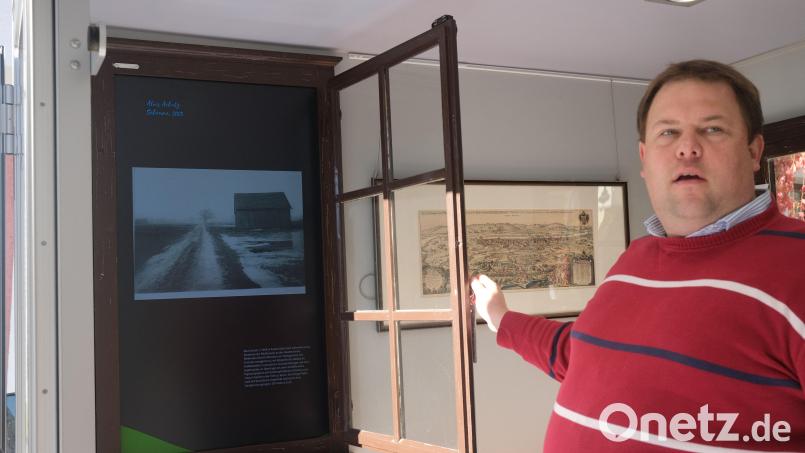 Bezirksheimatpfleger Tobias Appl öffnet das Fenster in die digitale Welt des Heimat-Mobils und macht Werbung für die Schwandorfer Dokumentarfilmtage. Bild: Hirsch