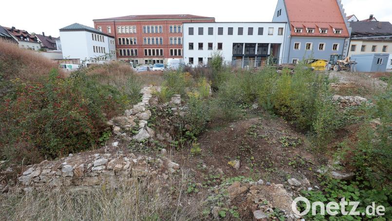 Noch liegt das Bürgerspital-Areal an der Bahnhofstraße brach. Das wird wohl noch eine Zeitlang so bleiben, weil laut OB Michael Cerny zunächst umfangreiche Vorplanungen notwendig sind. Bild: Wolfgang Steinbacher