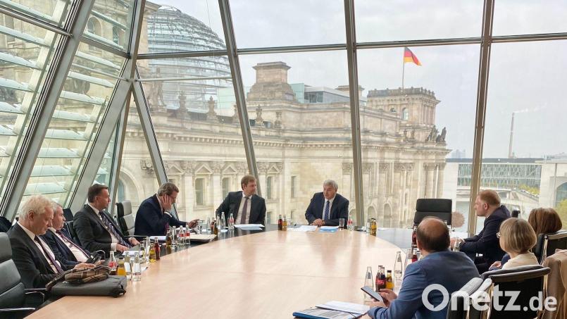 Da hat sich die Ostbayernrunde der CSU-Abgeordneten einen schönen Sitzungssaal ausgesucht. Zum letzten Mal leitete Karl Holmeier den Treff der Politiker aus der Region. Bild: Doris Hapke