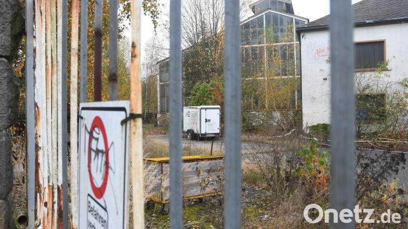 Die Tore der Annahütte in Windischeschenbach sind verschlossen, der Boden an vielen Stellen verseucht. Mobile Grundwassereinigungsanlagen ersetzen das Wegfahren des hoch belasteten Grundwassers aus den Untersuchungsbohrungen. Bild: Gabi Schönberger