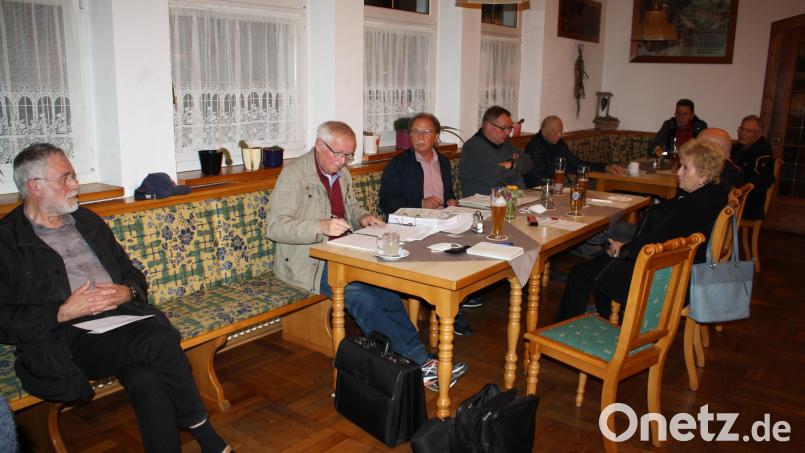 Vorsitzender Werner Walberer und Schriftführer Werner Lustig (Dritter und Zweiter von links) hatten zur Diskussion gestellt, den Vereinszweck des "Fördervereins für kirchliche und soziale Zwecke" großzügiger zu fassen. Bild: bjp