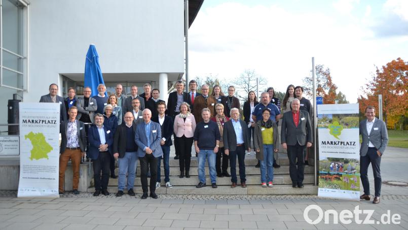 Die Vertreter der zehn Projekt-Kommunen bei ihrem Kongress im ACC mit Projektleiter Florian Lang (rechts). Bild: gsp