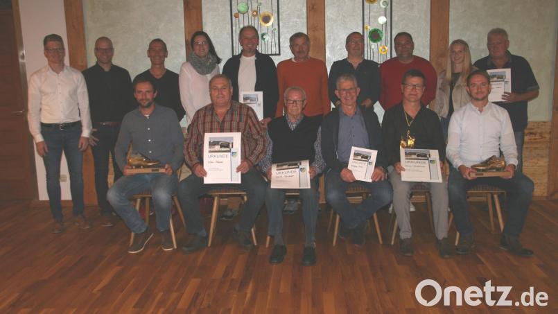 16 der 47 zu ehrenden Personen waren an der Mitgliederhauptversammlung des ASV Michelfeld anwesend. Im Bild stehend von links Christoph Dietl, Thomas Gsell, Manfred Kohl, Magdalena Weber, Jürgen Weiss, Anton Kraus, Andreas Trips, Jürgen Born, Miriam Lindner und Jürgen Lindner sowie sitzend von links Markus Schäffner, Willi Müller, Jakob Kirzdörfer, Wolfgang Kraus, Dieter Hofmann und Thomas Kohl. Bild: obl