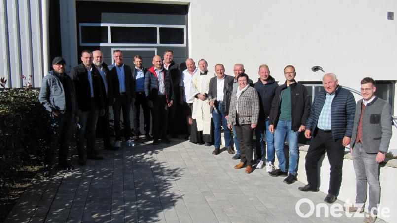 Viele Hände legten Hand an oder unterstützen den Bau des Gemeinschaftshauses in Burgstall. 4. von links 1.Bürgermeister Hermann Falk. Siebter v. links Christian Riß, er stellte den Grund zur Verfügung, 7.v. rechts Ortssprecher Hans Scharl Bild: fg