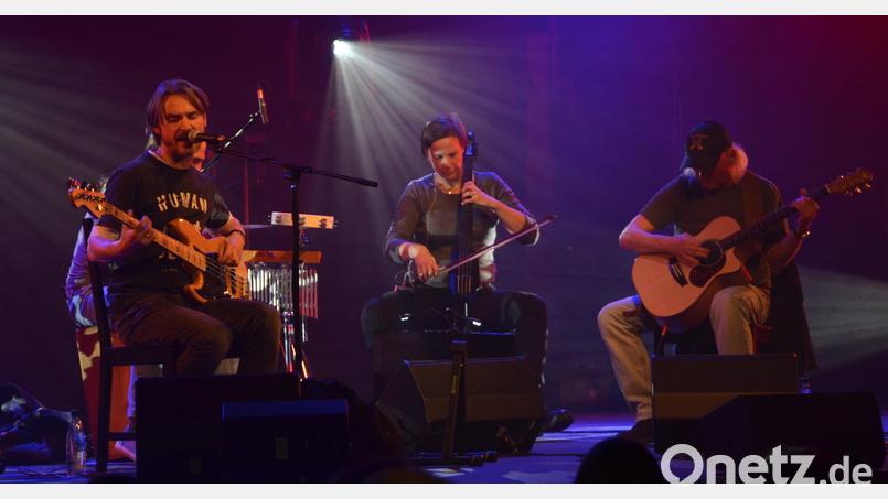 &quot;Rising Storm&quot; mit den Bandmitgliedern Erich Forster (Gitarre), Buutz Richtmann (Cajon) und Stefan Puhane (Bass, Gesang) sowie Cellistin Karin Ehrmann begeistern in der Stadthalle das Publikum. Bild: dob