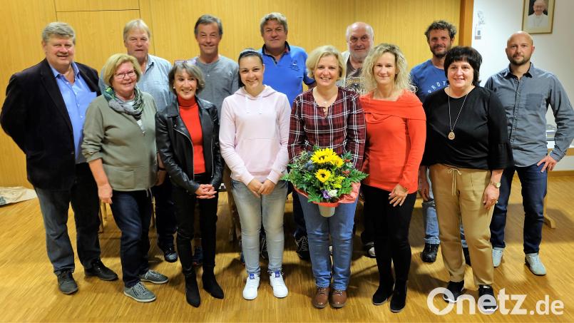 Die Tennisvorstandschaft in fast unveränderter Form. Nach vielen Jahren wurde Kornelia Gebhardt (mit Blumen) aus dem Gremium verabschiedet. Alle anderen freuen sich auf die Herausforderungen der nächsten zwei Jahre. Bild: wlr