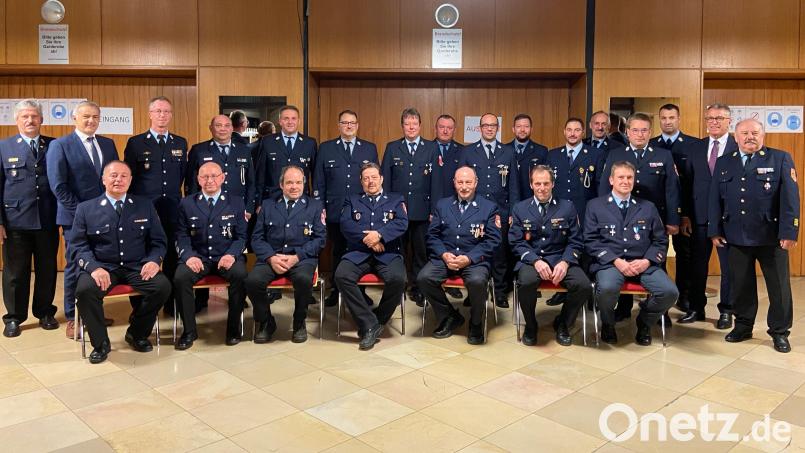 Bei der Dienstversammlung zeichnete der Kreisfeuerwehrverband zahlreiche Führungskräfte aus. Landrat Roland Grillmeier (Zweiter von rechts), Kreisbrandrat Andreas Wührl und Bürgermeister Franz Stahl (von links) gratulierten. Bild: Kreisfeuerwehrverband/exb