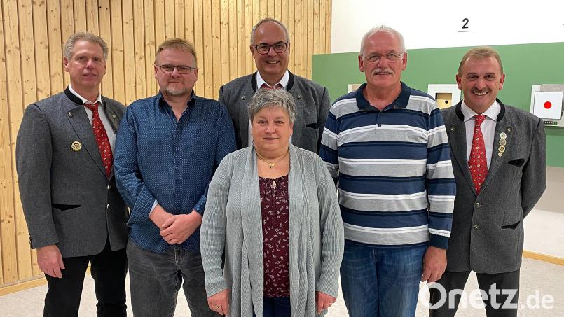 Bei der Versammlung der Schützen standen einige Ehrungen an: Im Bild (hinten, von links) Wolfgang Schraml, Rainer Huff, Vorsitzender Horst Bauer, Walter Jaekel und Zweiter Vorsitzender Volkmar Sirtl sowie (vorne) Ingrid Maderer. Bild: vsr
