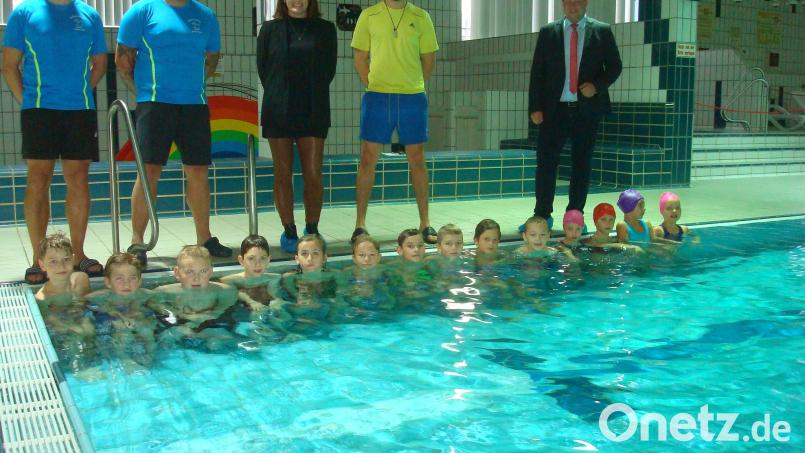 Städtische Bademeister bringen sich in den nächsten Wochen in den Schwimmunterricht an der Grundschule Mitterteich ein. Im Bild einige Erstklässler mit den Bademeistern Stefan Pelz und Stefan Helgert, Rektorin Petra Andritzky, Lehrer Benno Nitsch und Bürgermeister Stefan Grillmeier. Bild: wmr