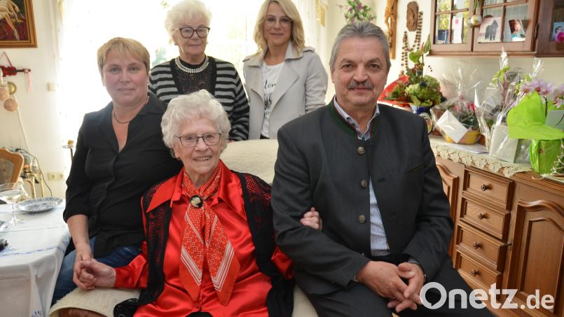 Welch eine Freude für Elisabeth Hirsch, dass Bürgermeister Andreas Wutzlhofer mit Frau Barbara zum Gratulieren vorbeikamen. Den Glückwünschen schlossen sich auch Lotte Hofmann von der Krebsselbsthilfegruppe (hinten, links) und die neue FU-Vorsitzende Michaela Reger (Zweite von rechts) an. Bild: dob