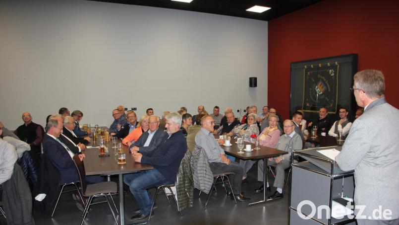 Vollbesetzt war der Saal des Feuerwehrhauses beim Festabend der Städtepartnerschaft Tirschenreuth/Lauf. Bild: kro