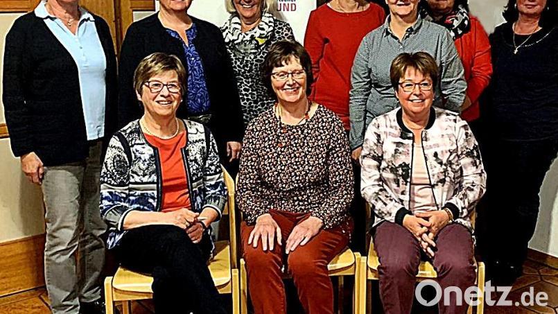 So sieht der Vorstand des Katholischen Frauenbunds St. Konrad nach den Neuwahlen aus: Vorsitzende Agnes Hartwig (sitzend, Mitte), erste Schriftführerin Gaby Narozny (sitzend, rechts), (hintere Reihe, von links) Schatzmeisterin Monika Völkl, zweite Vorsitzende Anita Hösl, Beisitzerin Angela Solter, zweite Schriftführerin Regina Weiß, Beisitzerin Annette Betting, Beisitzerin Gabi Langhoff und Beisitzerin Sabine Della Putta. Bild: R. Kreuzer
