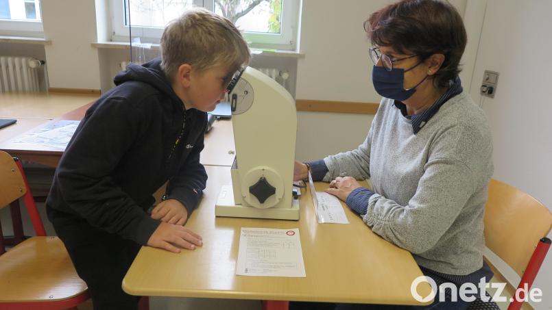 Ruth Panzer prüfte bei jedem Fünftklässler die Tagessehschärfe. Bild: jzk