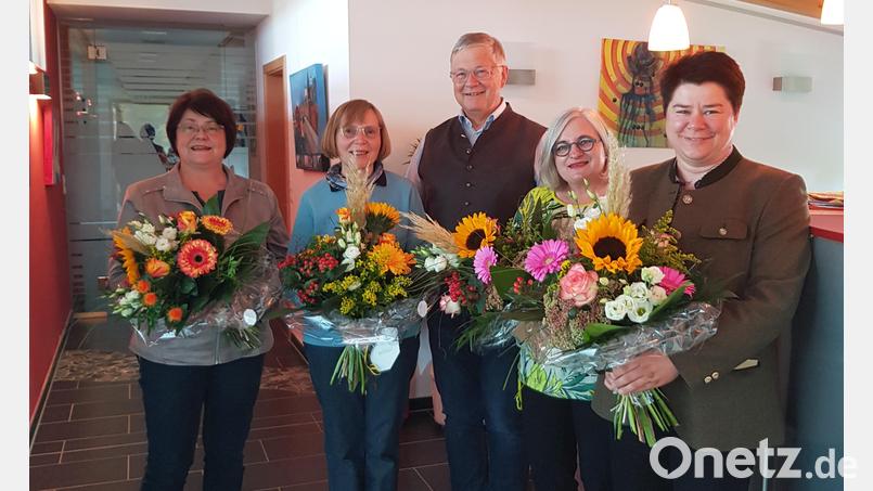 Bei der TK Kummert-Treuhand gab es vor Kurzem Grund zu feiern. Firmeninhaber Anton Kummert ehrte Marianne Schön (links) und Sabine Hofbauer (rechts) für ihr 30-jähriges Dienstjubiläum. Birgit Hohlmeier (Zweite von rechts) ist 10 Jahre im Betrieb. Annemarie Bock (Zweite von links) verabschiedete Kummert in den Ruhestand. Bild: Elisabeth Herrmann/exb