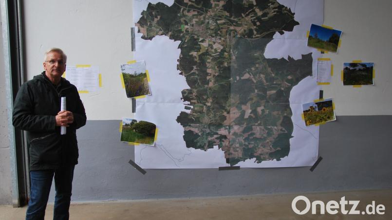 Alfred Stich erläutert den Teilnehmern das Biodiversitäts-Konzept der Gemeinde Ursensollen auf den kommunalen Flächen. Bild: gsp