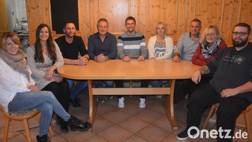 Auch in den kommenden zwei Jahren führt diese Vorstandschaft den Benefizverein „Kopf hoch Konnersreuth“. Mit dabei sind (von links) Sabrina Wenisch, Julia Wörner, Andreas Heinritz, Edgar Wenisch, Wolfgang Pötzl, Heidrun Andritzky, Anton Andritzky, Doris Plaß und Pascal Laab. Die nächste größere Aktion ist die diesjährige Weihnachtsverlosung. Bild: jr