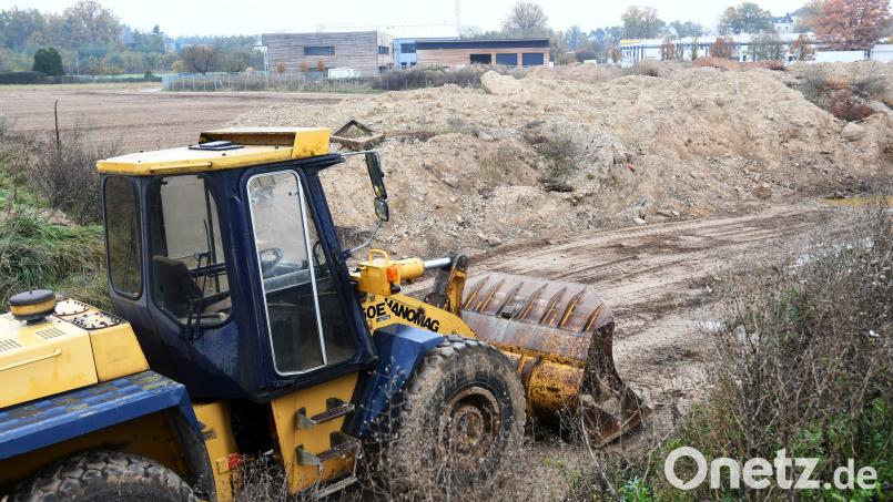 Hat der Bagger mehr als Symbolkraft? Auch das Areal im Weidener Norden zwischen neuem Wasserwerk und dem Sitz des Maschinenrings ist als Gewerbefläche nach wie vor in der Diskussion. Die Aufnahme entstand vom Volksfestplatz aus. Bild: Gabi Schönberger