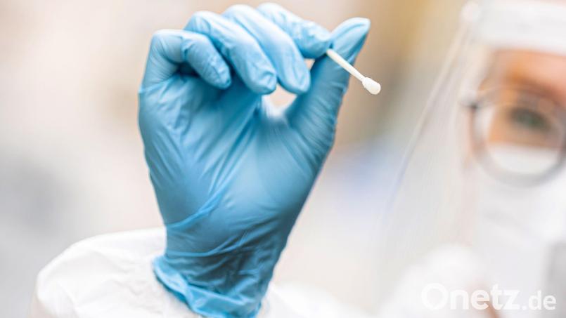 Eine medizinische Mitarbeiterin hält einen Tupfer für einen Abstrich für einen Corona-Test in der Hand. Am Dienstag gab es sieben positive Coronatests im Landkreis Tirschenreuth Symbolbild: Moritz Frankenberg/dpa