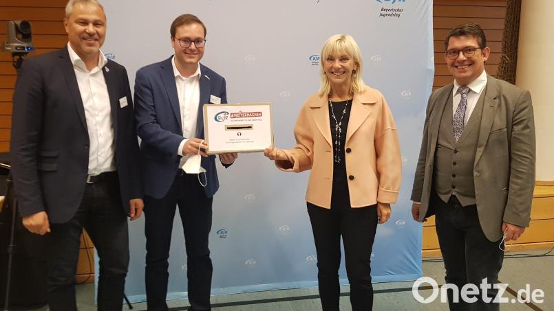 Kreisjugendring-Vorsitzender Jürgen Preisinger und Bezirksjugendring-Vorsitzender Philipp Seitz (von links) überreichten mit Landesjugendring-Präsident Matthias Fack zahlreiche Anregungen aus dem Landkreis Tirschenreuth an Sozialministerin Carolina Trautner. Bild: StMAS/Sebastian Kraft/exb