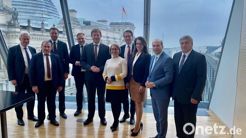 Die zehn CSU-Abgeordneten aus Ostbayern mit Karl Holmeier (rechts), Martina Englhardt-Kopf (Dritte von rechts) und Susanne Hierl (Fünfte von rechts). Bild: Doris Hapke