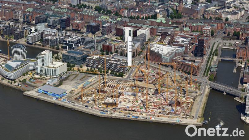 Ein Blick auf die entstehende Hafen-City. Im Hintergrund ist die Speicherstadt zu sehen, etwas weiter links schließt sich die Elbphilharmonie an. Bild: Burkhard Kuhn