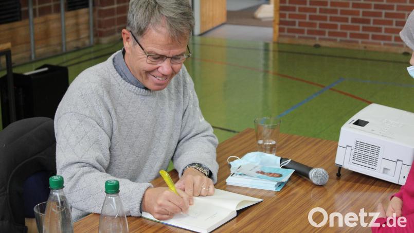 Mit viel Freude signierte Kinderbuchautor Fabian Lenk seine Bücher für die Grundschulkinder. Bild: fks
